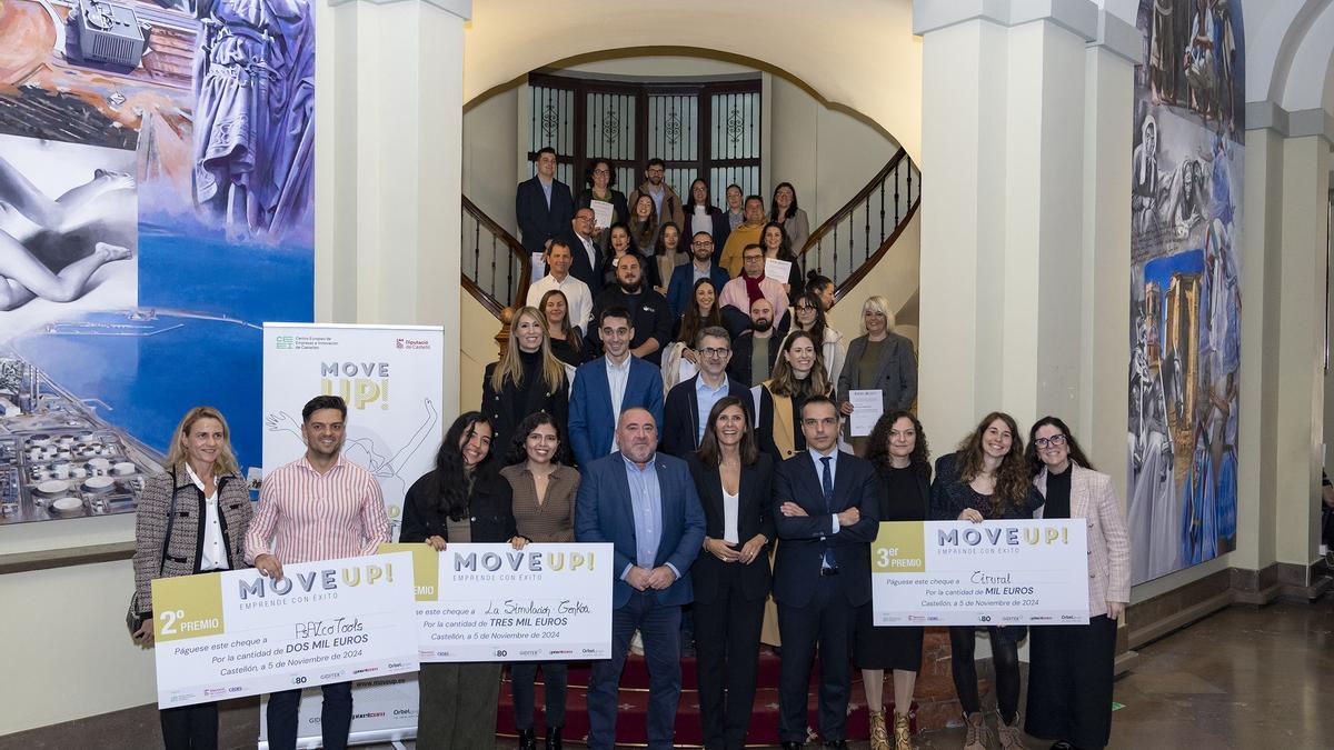 Representantes de Diputación y del CEEI y participantes en el programa.