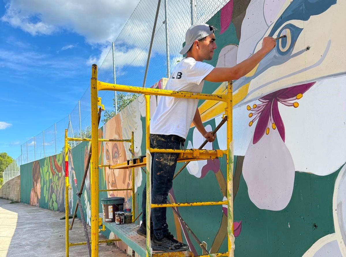 Borja Fernández, autor del mural, trabajando en la obra.