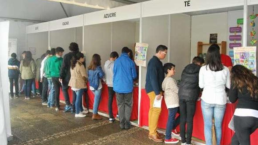 Alumnos de 1º de ESO del instituto de Rodeira visitaron ayer el estand. // FdV