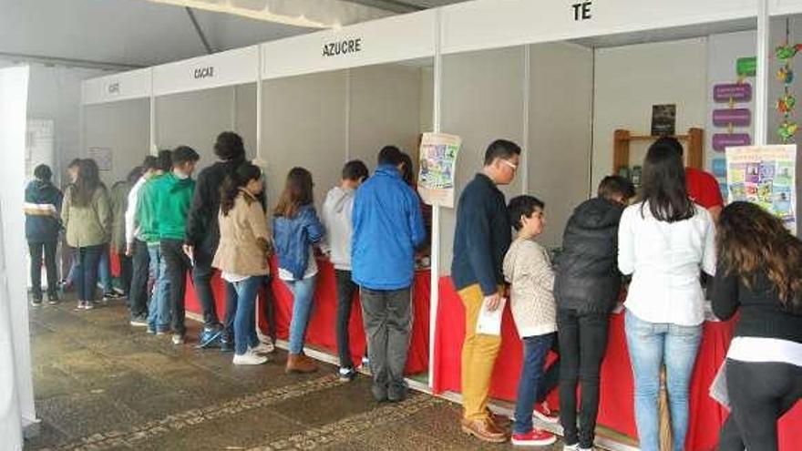 Alumnos de 1º de ESO del instituto de Rodeira visitaron ayer el estand.  // FdV