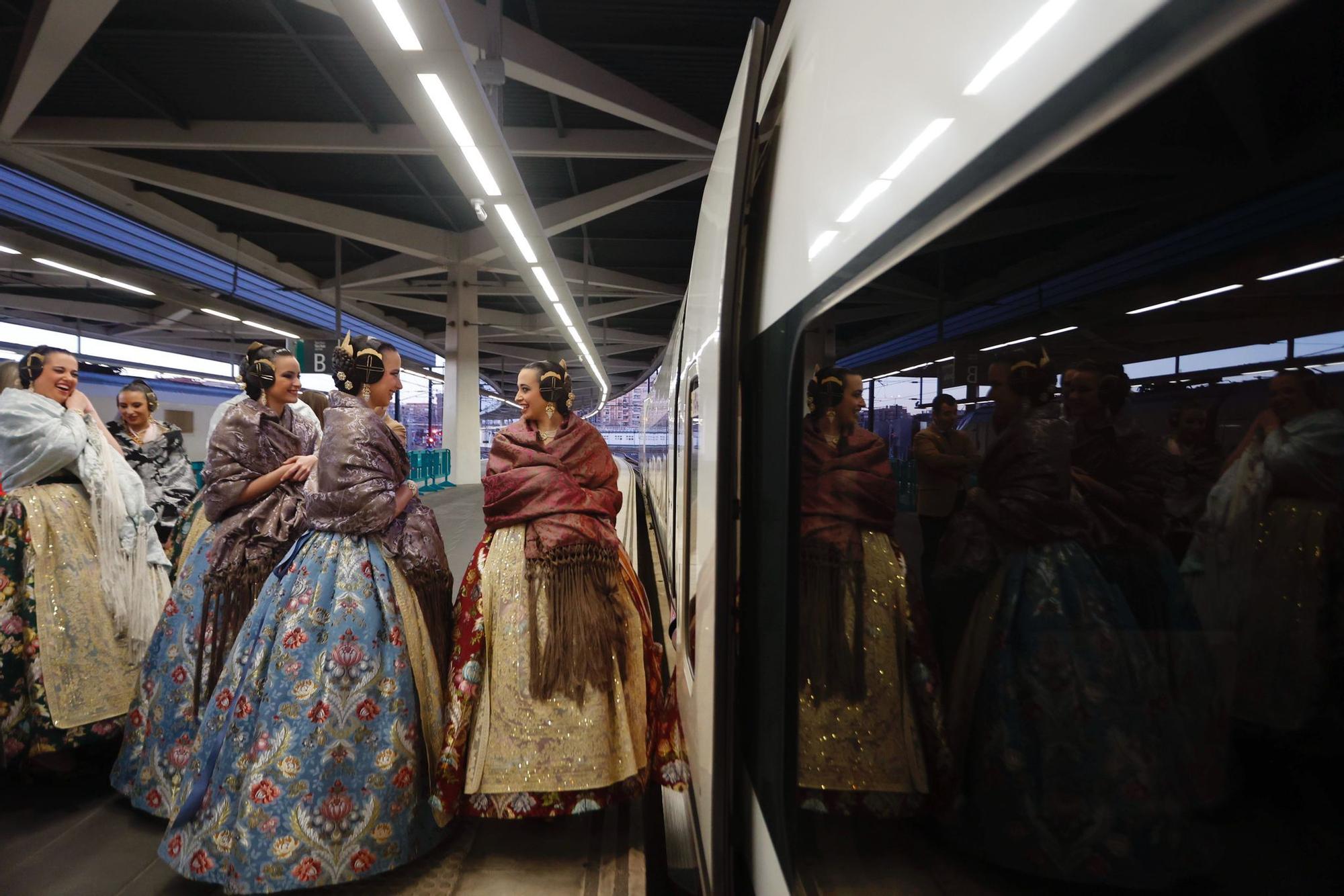 La expedición fallera parte hacia la mascletà de Madrid