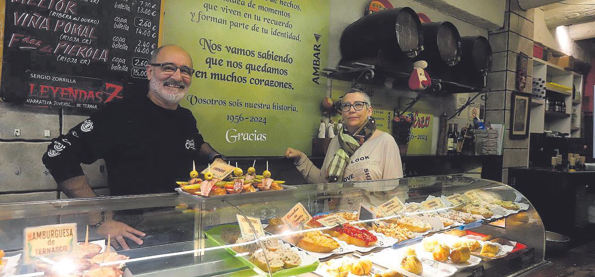 Ernesto Zorrilla, dueño del bar Erzo, junto a su mujer, María Luisa Pérez Benito, detrás de la barra del local.