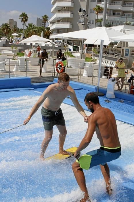 Im Wave House in Magaluf kann man auch ohne Meer surfen. Für Anfänger gibt es handfeste Unterstützung der Lehrer.