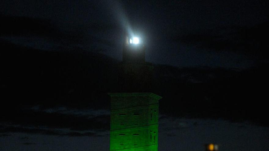 Torre de Hércules iluminada de verde.