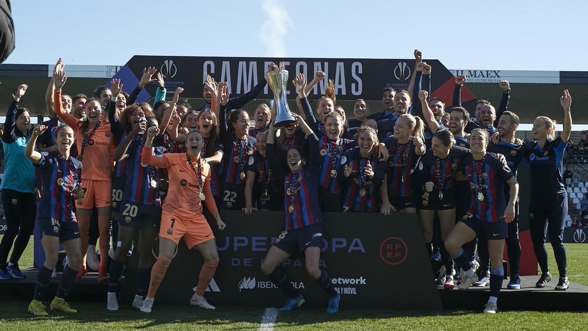 La plantilla del FC Barcelona celebra sobre el césped del Estadio Romano su título de supercampeón de España.