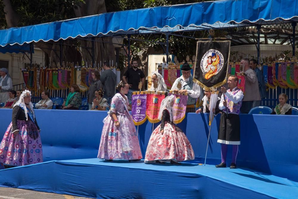 El Desfile de Entrega de Premios culmina con la entrega de más de 600 galardones a hogueras y barracas