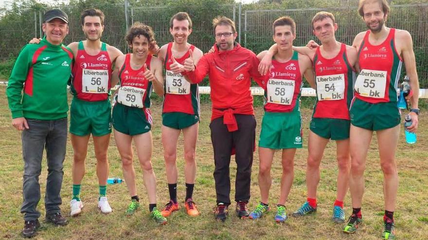 A la izquierda, integrantes del Oriente Atletismo; a la derecha, primeros compases de la categoría femenina.