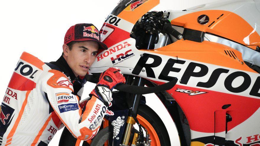 Márc Márquez acaricia su Honda en Catar.