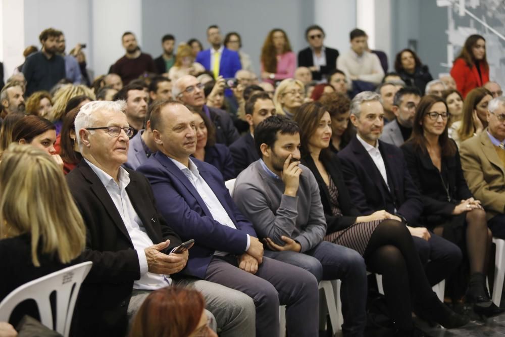 Aglomeración en la conferencia de Mujica en València