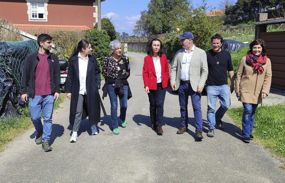 María Ramallo con miembros del gobierno local y Elena Estévez en una visita en Cela.