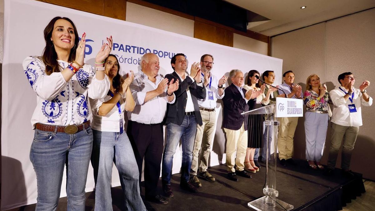Dirigentes populares celebran la victoria de las elecciones europeas.