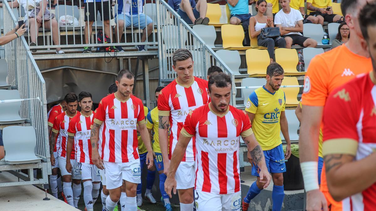 La formación titular del Hércules salta al campo en Los Arcos con el expulsado Dylan Leiva detrás de su compatriota Maxi Ribero.