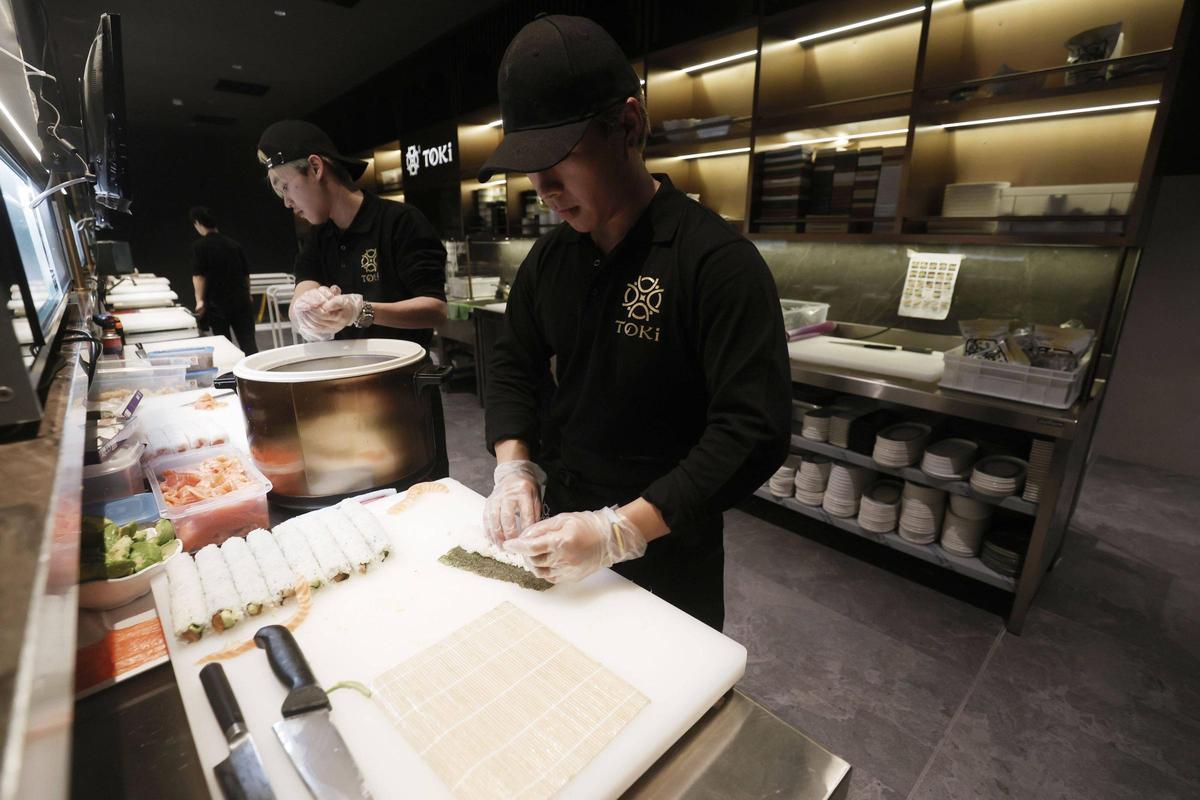 Dos cocineros en pleno proceso de elaboración