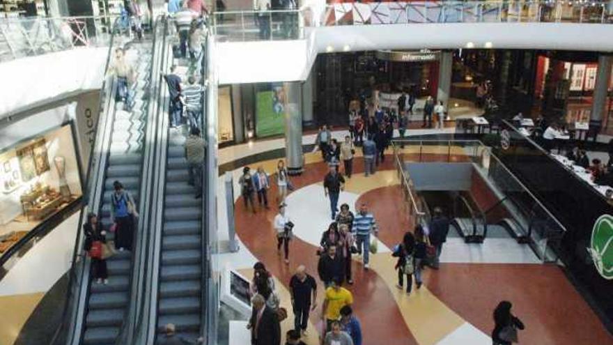 Interior del centro comercial Marineda City.