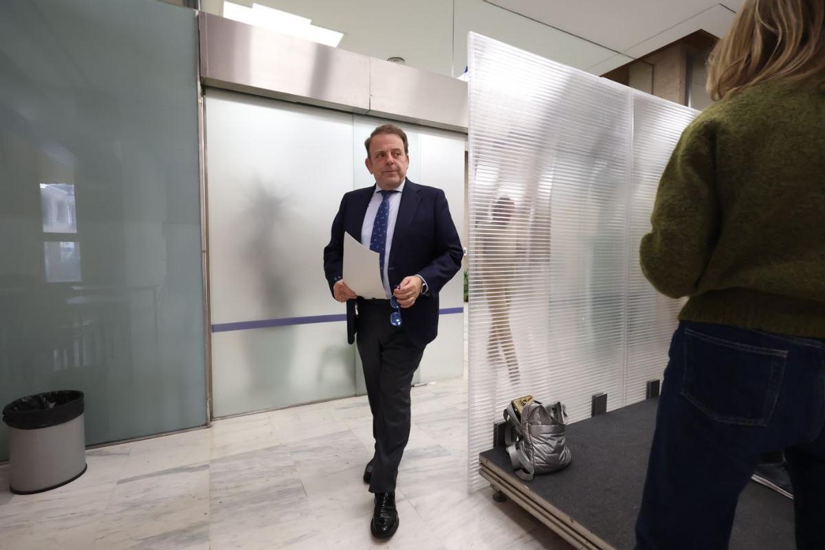 El delegado de Comercio, Julián Urbano, entra a la sala de prensa.