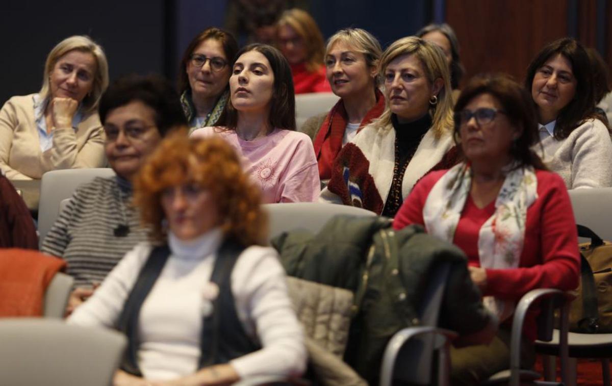 Público ayer en el Club Prensa Asturiana. | Luisma Murias