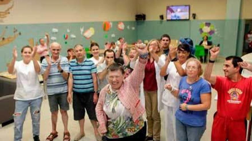 Usuarios y trabajadores del Sanatorio Marítimo de Gijón, celebrando el &quot;Princesa de Asturias&quot;.