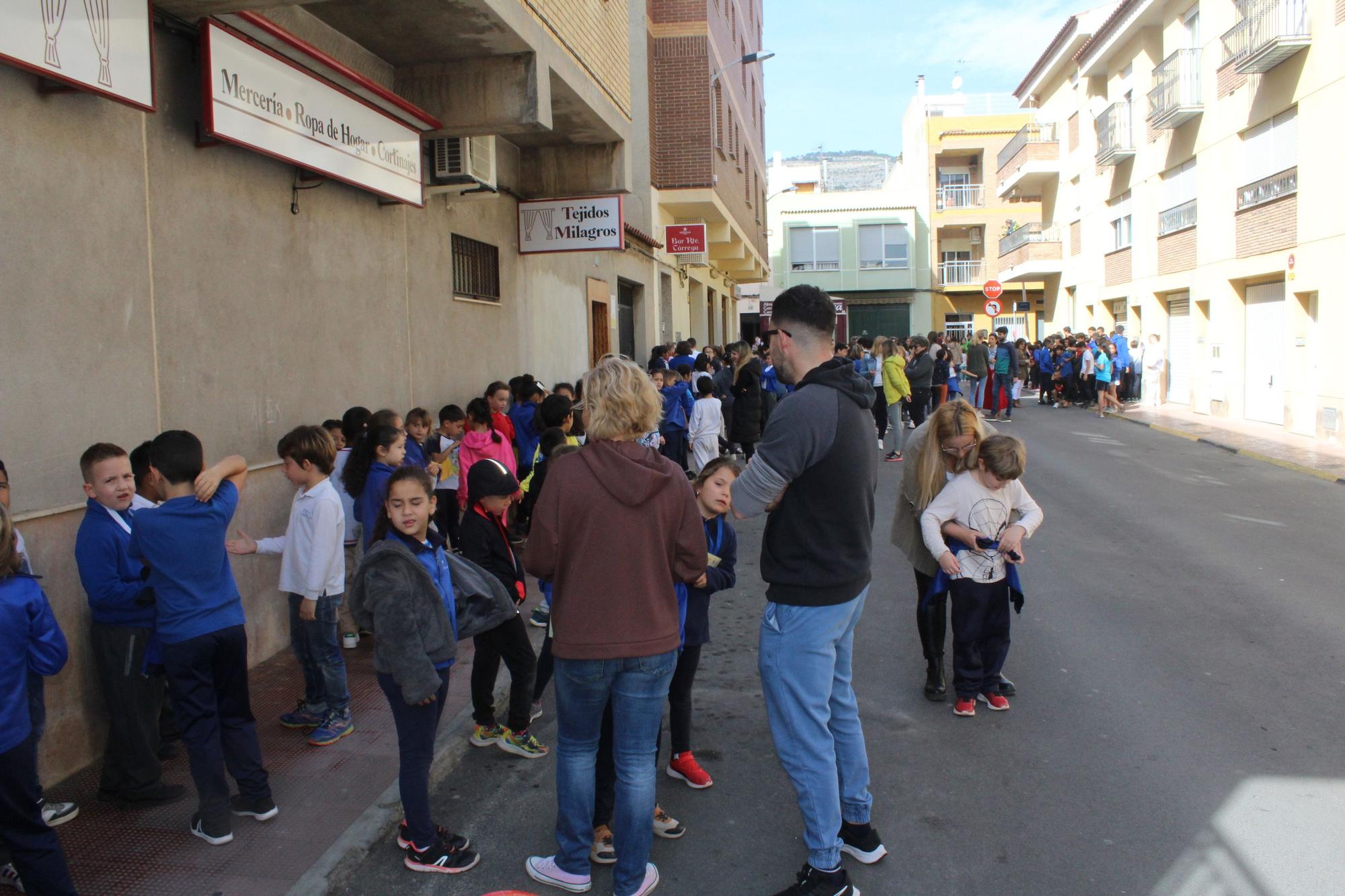 Cadena humana en Orpesa para trasladar libros a la nueva biblioteca