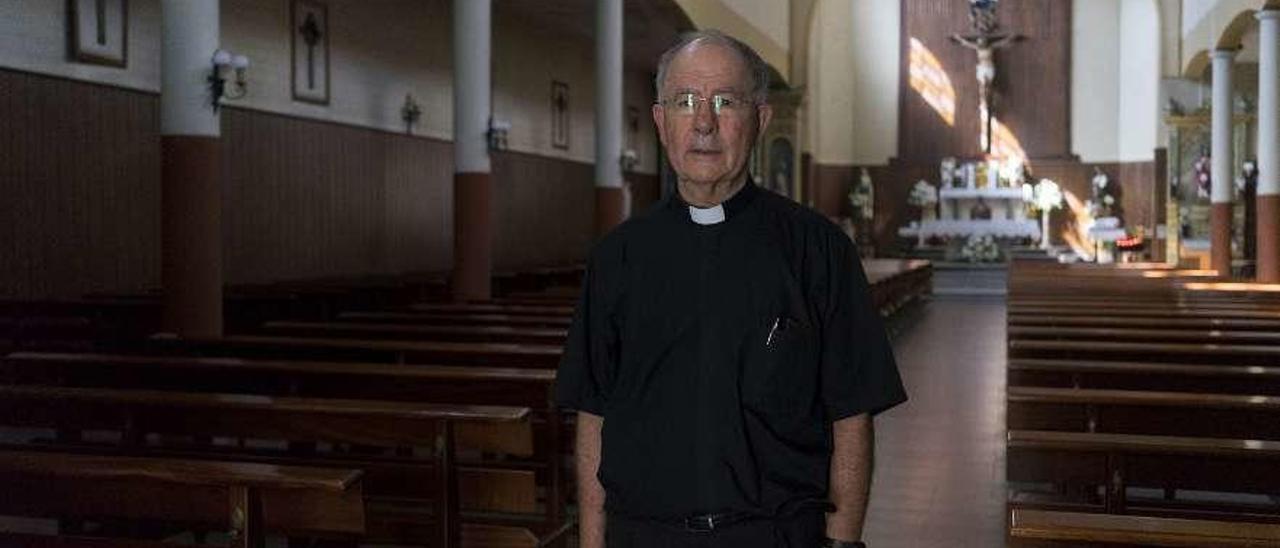 El párroco de Santa Teresita, Aquilino Rodríguez, dentro de la iglesia de O Vinteún. // Enzo Sarmiento