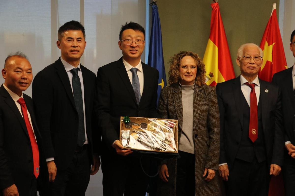 Amparo Folgado, alcaldesa de Torrent, junto a destacados representantes de la comunidad china,