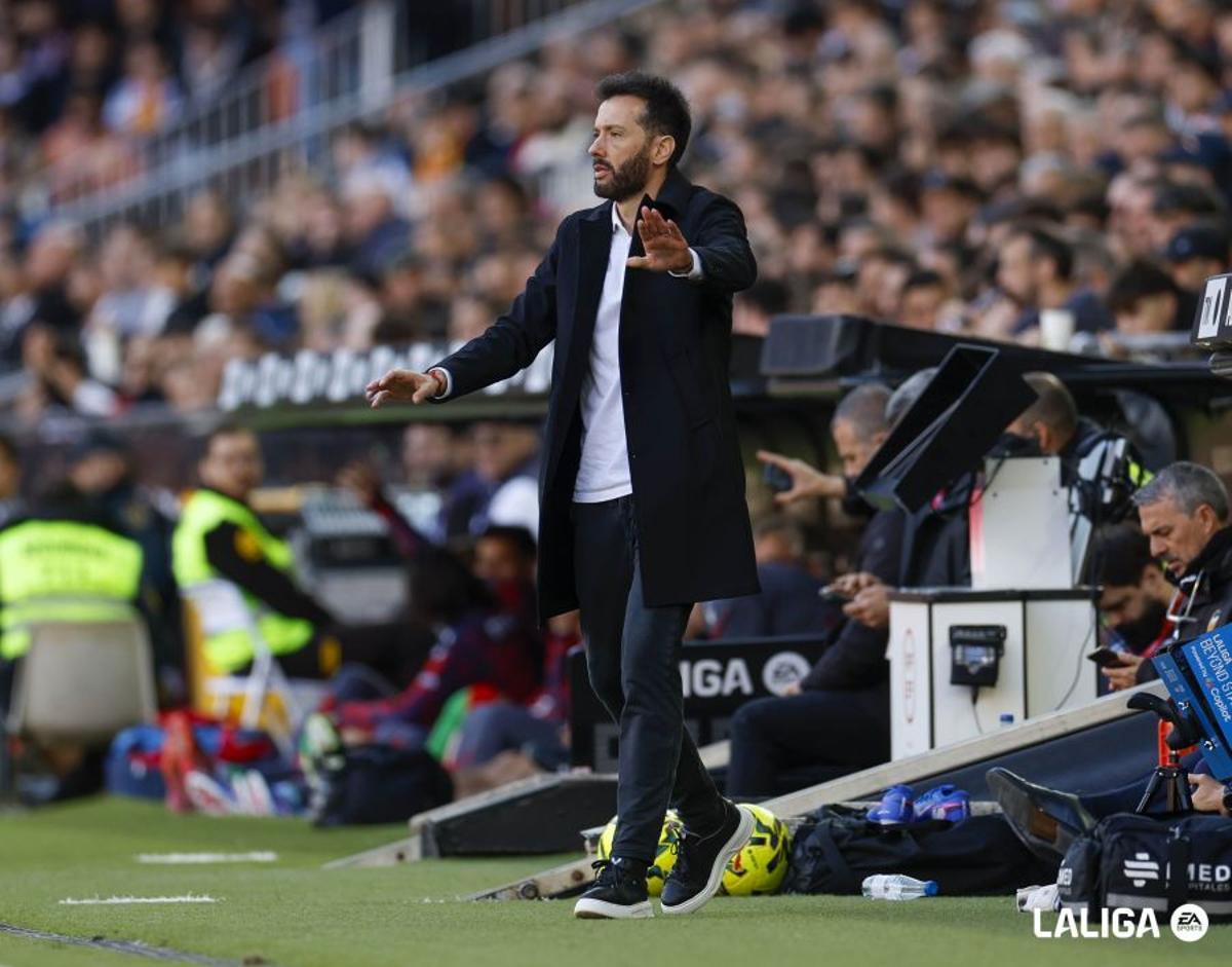 Carlos Corberán en la banda de Mestalla durante el Valencia - Osasuna