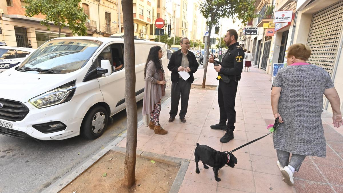 Agentes de la Policía Local y miembros de una protectora en la calle Navarra.