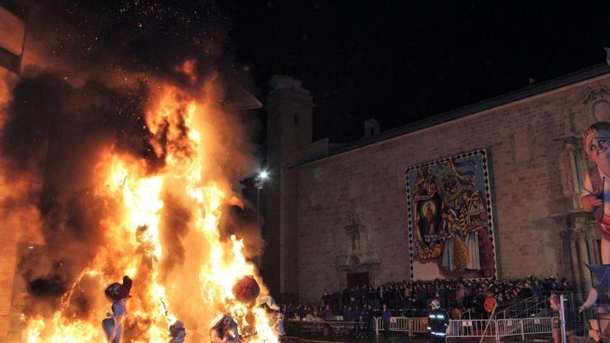 La Nit de la Cremà pone el broche de oro a las Fallas