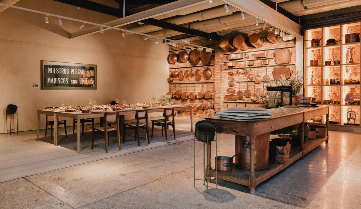 El reservado de Desde 1911, adornado por el menaje de cobre de Lhardy y por un rótulo original de la tienda de Pescaderías Coruñesas en Recoletos.