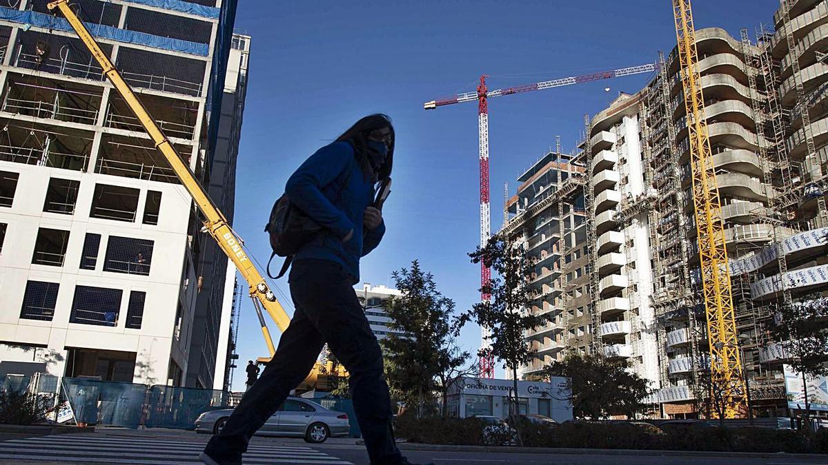 Viviendas en construcción en el PAI de Malilla frente a La Fe. | J. M. LÓPEZ