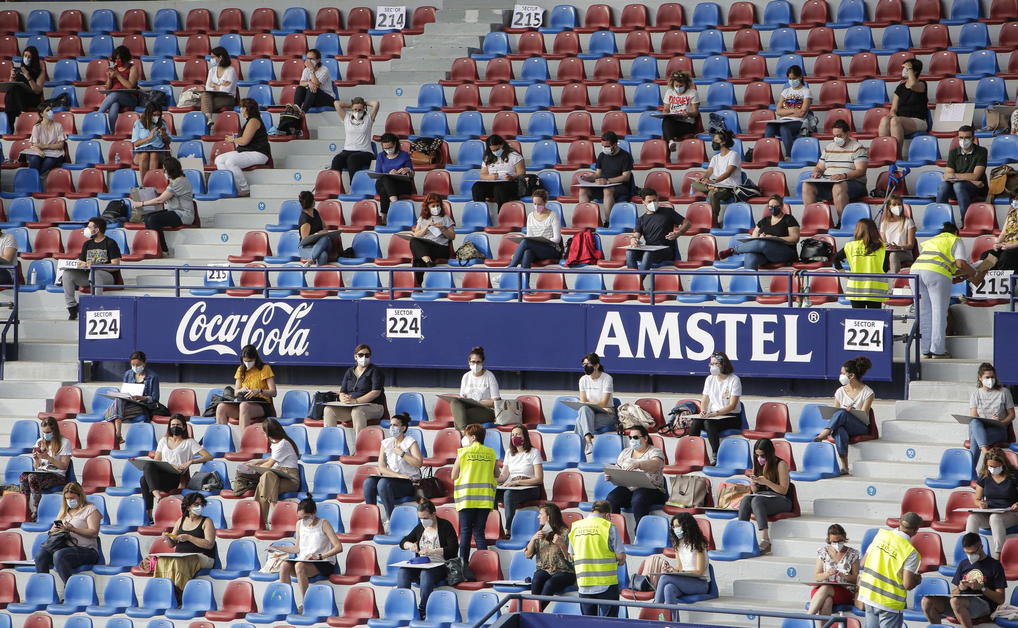 El estadio del Levante UD se convierte en una aula para 5.400 aspirantes a puestos de la Diputación