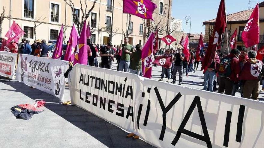 Concentración leonesista durante la celebración del Pleno.