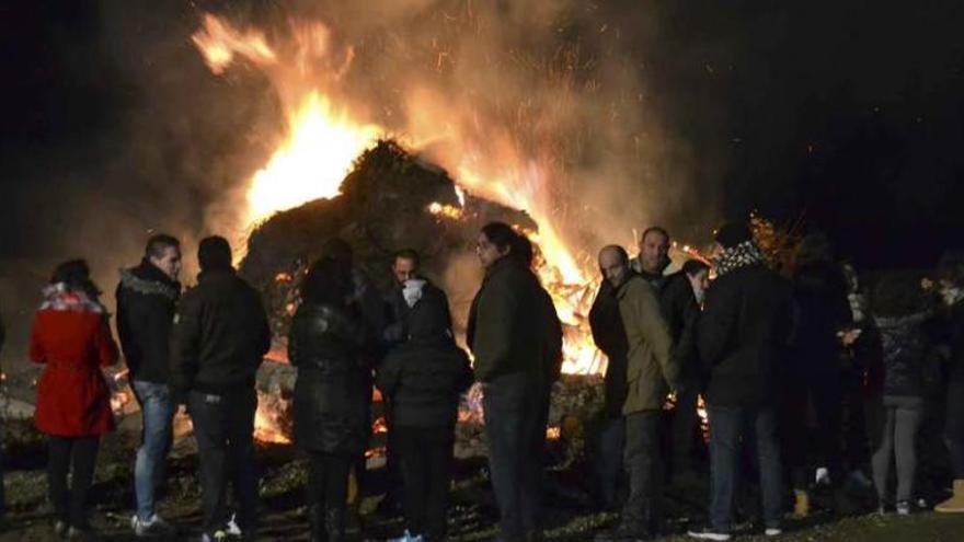 Vecinos alrededor de la hoguera de los quintos en la madrugada de ayer. Foto C. P.