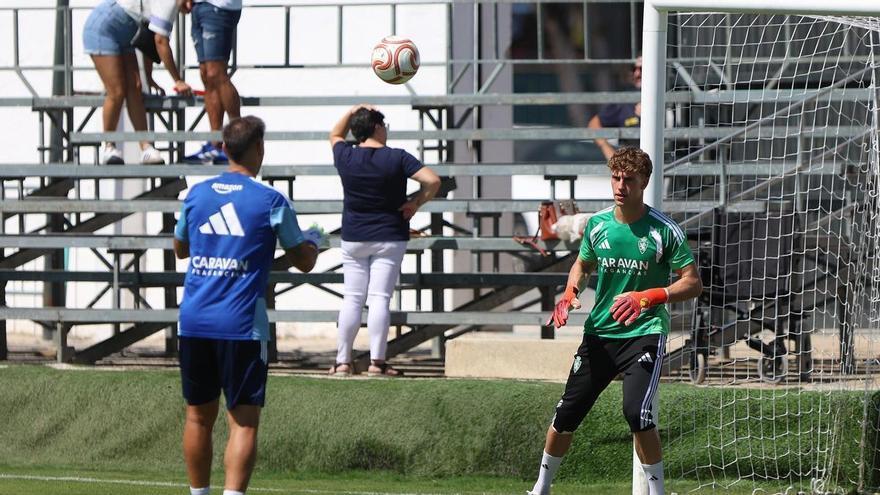 Las dudas de Westerveld en los centros laterales, un problema a resolver en el Real Zaragoza