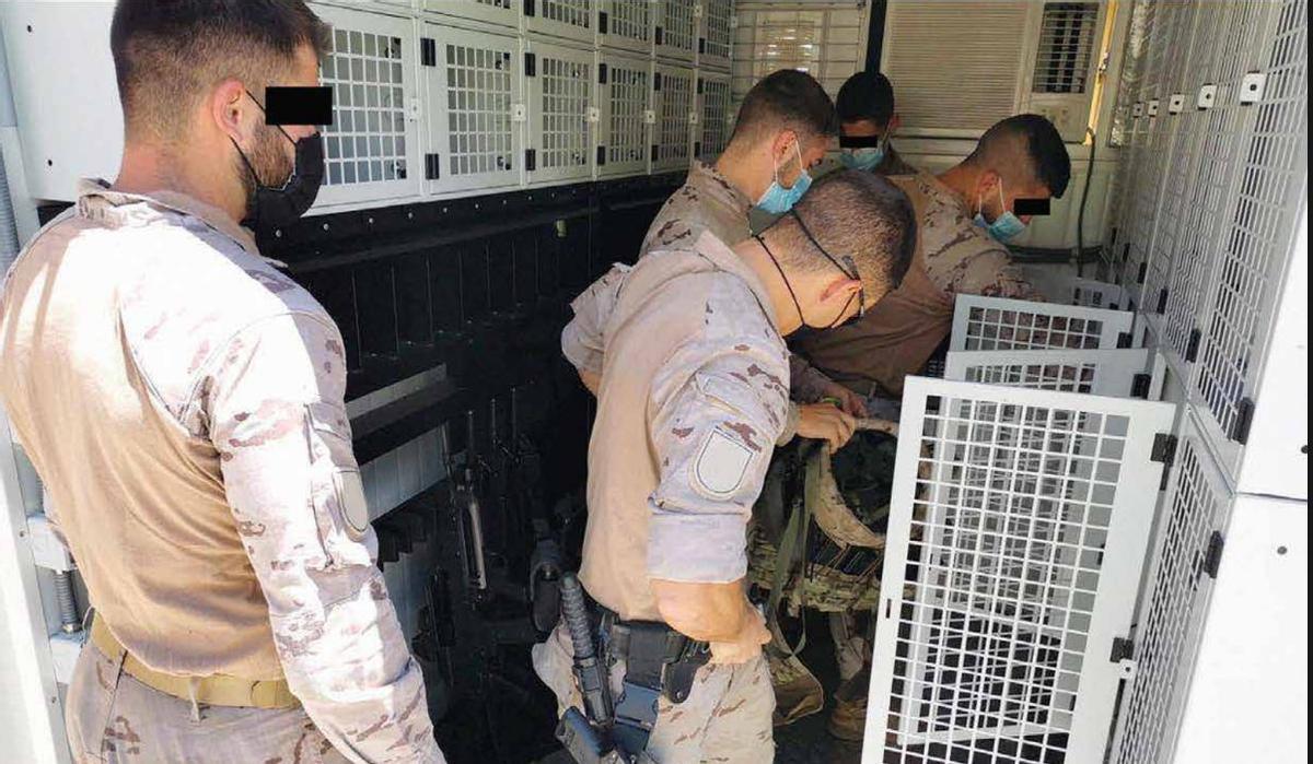 Un grupo de militares examina armarios y taquillas en un contenedor de la empresa Arasaf, en una imagen difundida por la firma, que es suministradora de las Fuerzas Armadas