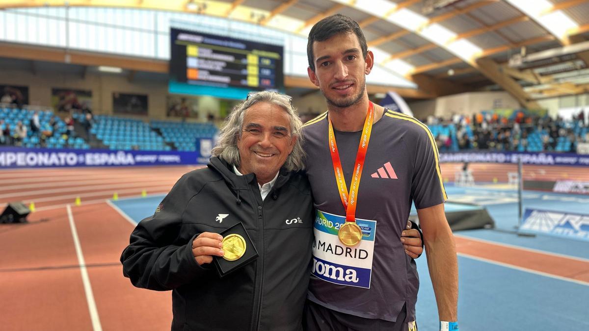 Toni Puig y Quique Llopis celebran el nuevo éxito del atleta