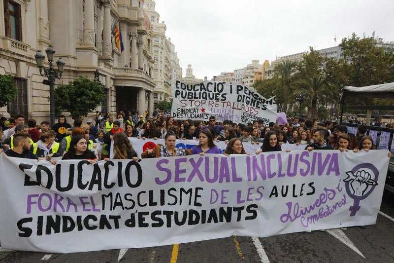 Estudiantes protestan en València contra el machismo en las aulas