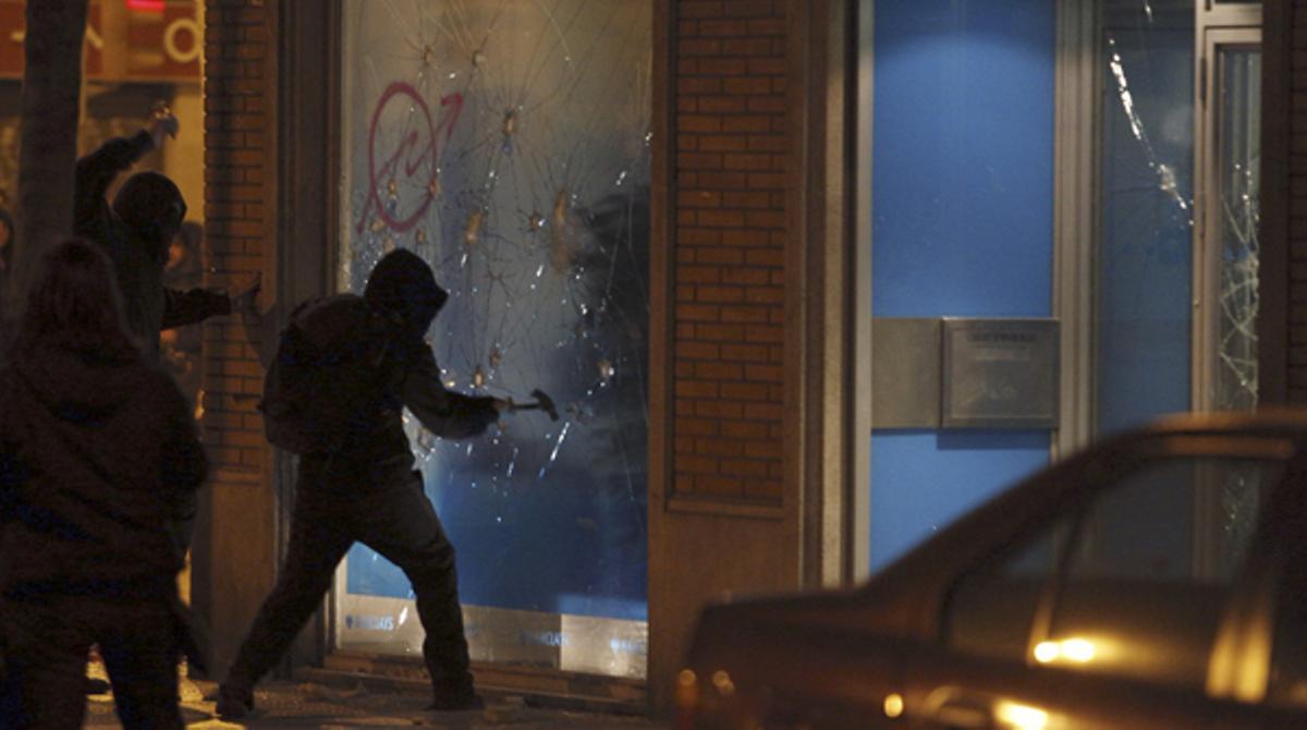No hi ha hagut ferits ni detinguts durant els disturbis, però sí greus danys en sucursals i mobiliari urbà