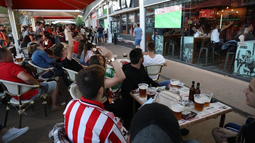 Ambiente en una terraza próxima a El Molinón el día del derbi