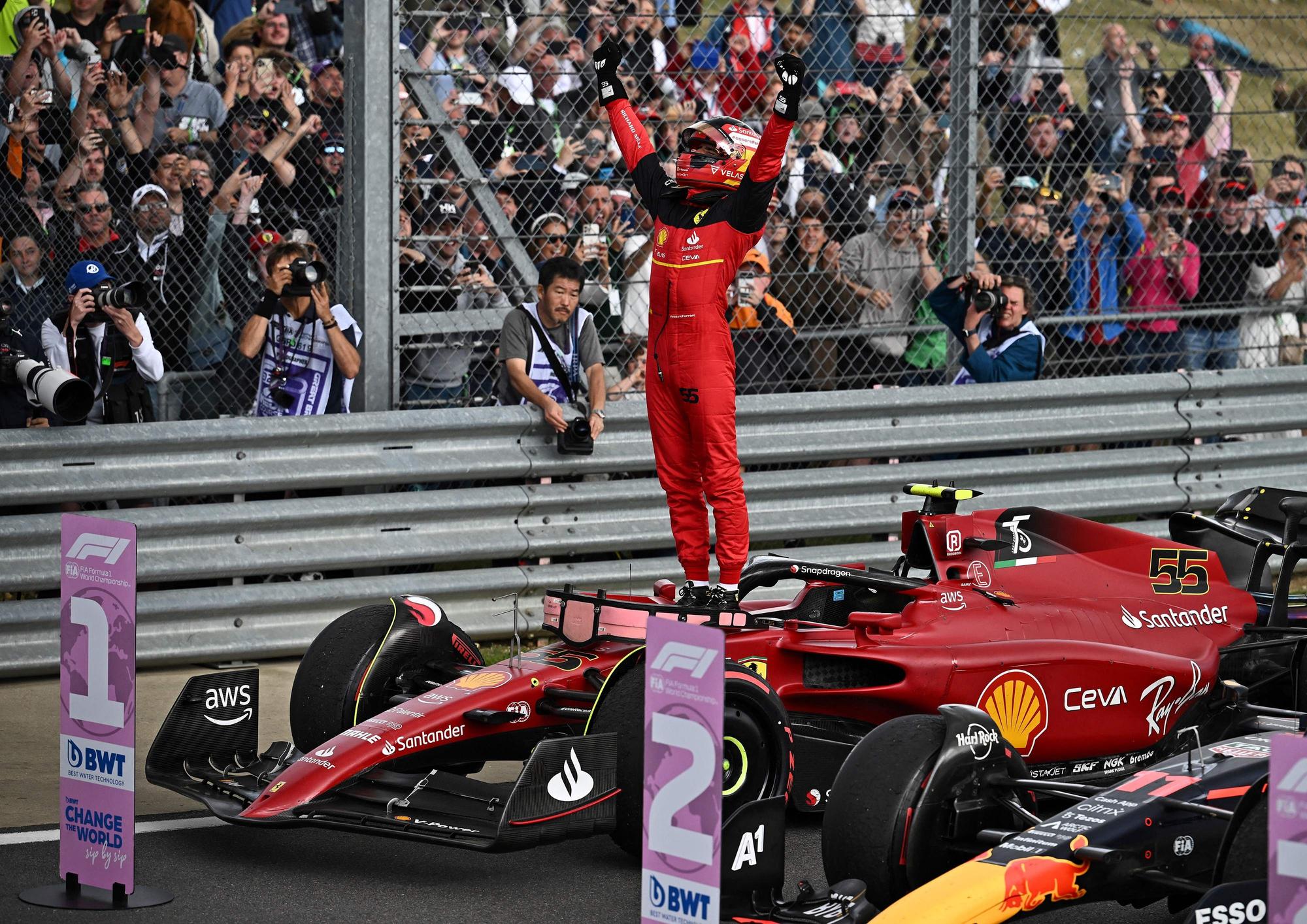 Carlos Sainz celebra encima de su Ferrari el triunfo logrado en el GP de Gran Bretaña 2022.