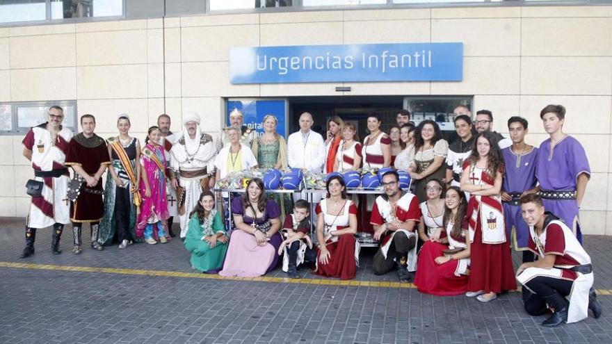Los festeros de Moros y Cristianos visitan el Hospital Materno Infantil de la Arrixaca