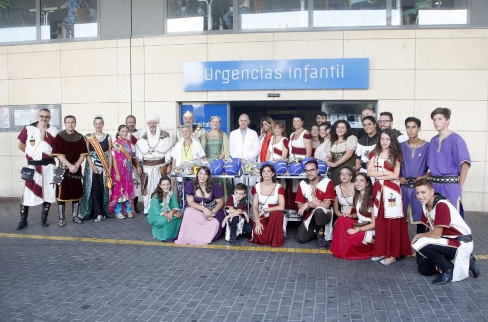 Los festeros de Moros y Cristianos visitan el Hospital Materno Infantil de la Arrixaca