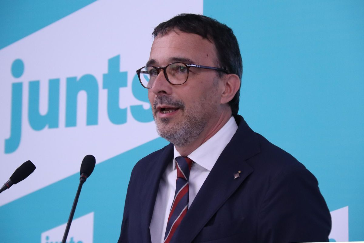 El vicepresidente y portavoz de Junts, Josep Rius, este lunes en rueda de prensa.