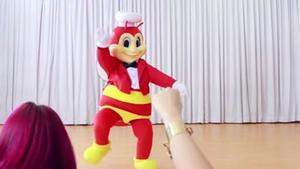 La mascota de la cadena de restaurantes Jollibee.