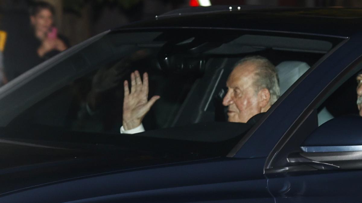 El rey emérito, Juan Carlos I, a su llegada al Palacio de El Pardo de Madrid, donde tendrá lugar la celebración familiar privada con la que la princesa Leonor festejará su 18 cumpleaños tras la jura de la Constitución, este martes.