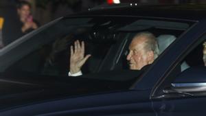 El rey emérito, Juan Carlos I, a su llegada al Palacio de El Pardo de Madrid, donde tendrá lugar la celebración familiar privada con la que la princesa Leonor festejará su 18 cumpleaños tras la jura de la Constitución, este martes.
