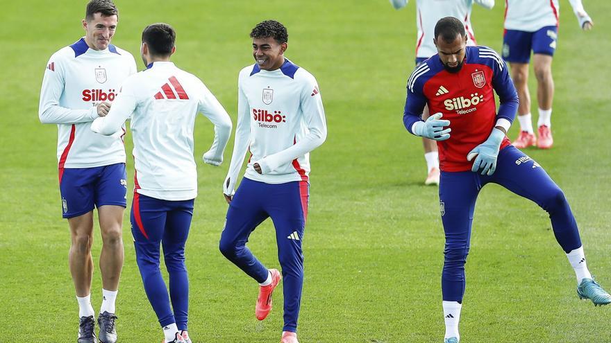 Lamine Yamal y el meta cartagenero Robert Sánchez en el entrenamiento de la mañana de ayer en Las Rozas. | E.P.