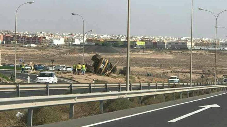 Vuelca una excavadora en Fuerteventura