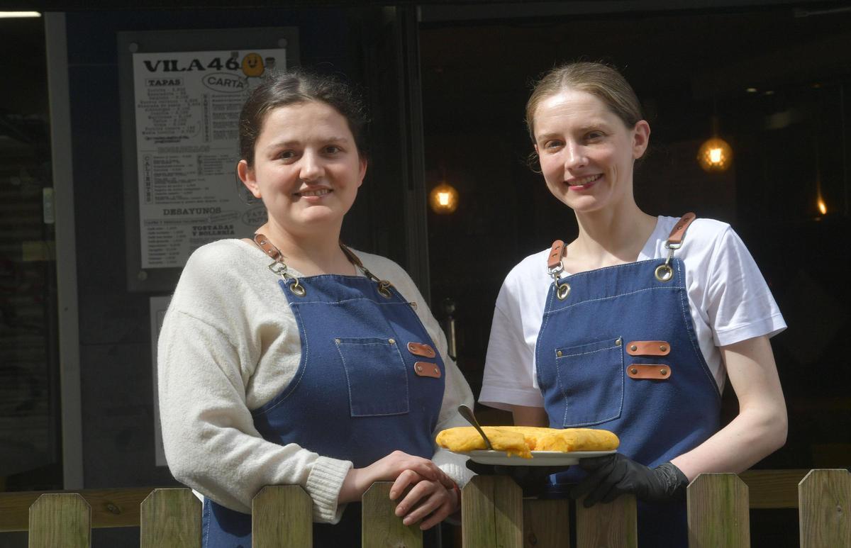 Tania y Sandra Grandío con su famosa tortilla, una de las mejores de A Coruña.