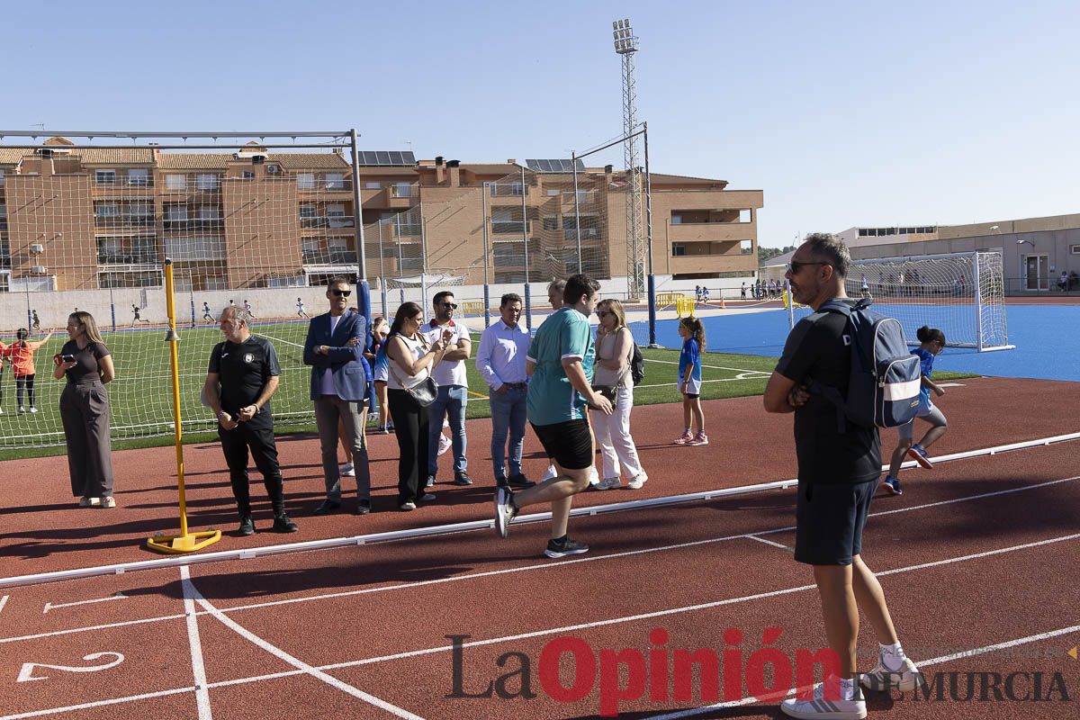 Abel Antón vistiba la Escuela Municipal de Atletismo de Caravaca