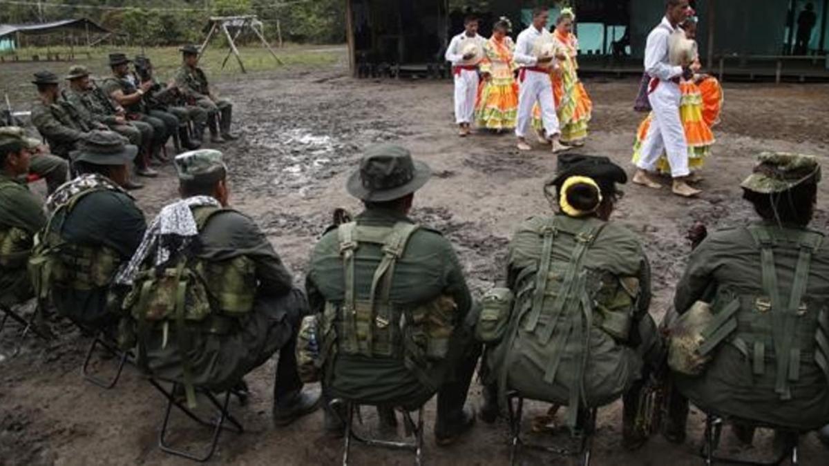 Miembros de las FARC realizan danzas folclóricas ante sus camaradas en en campamento de la jungla en Putumayo.